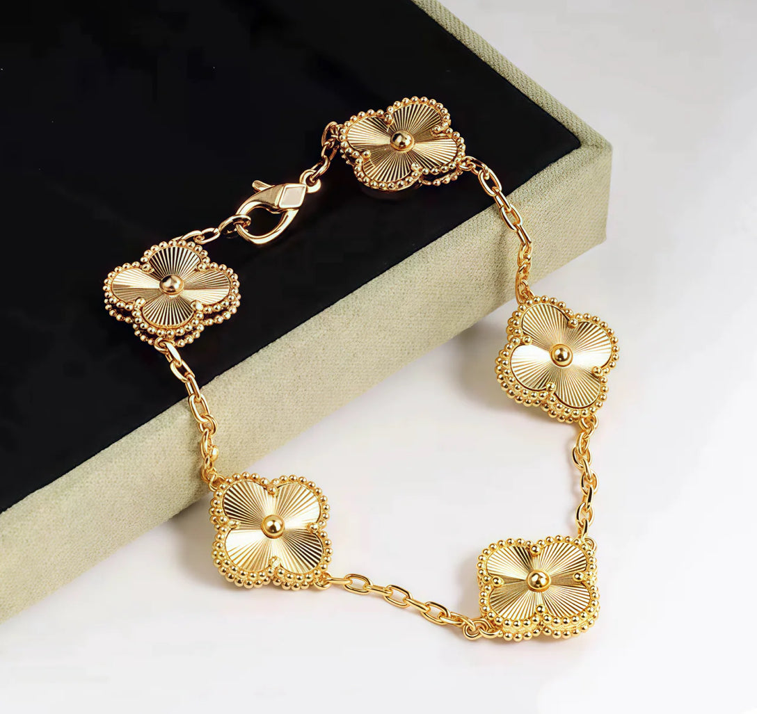 Gold cleef bracelet